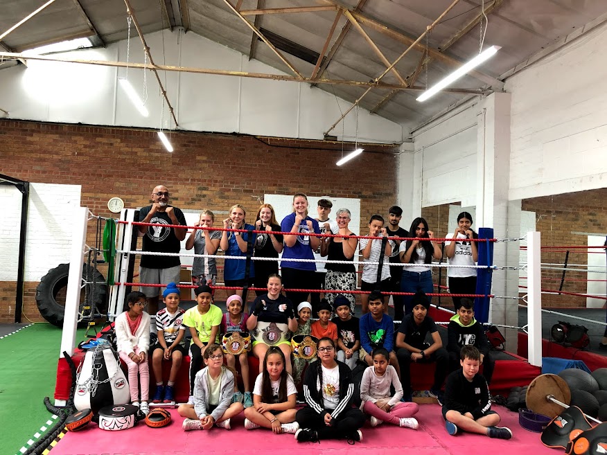 Read more about the article National champion fighter inspires boxers and coaches at Leamington club